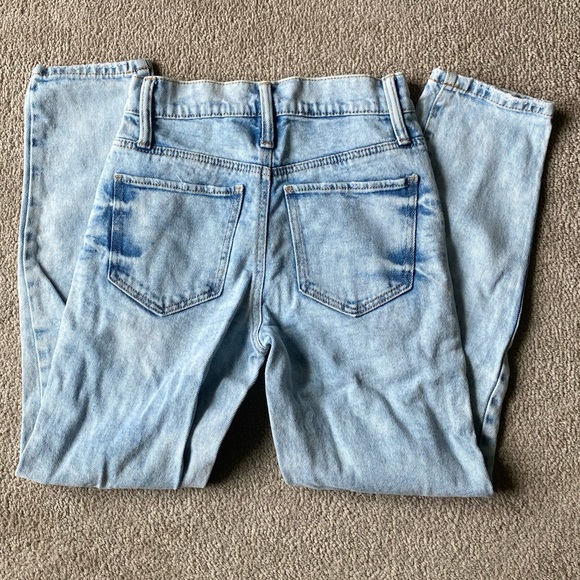 SO Distressed Hi-rise Mom Jeans - Picture 6 of 7